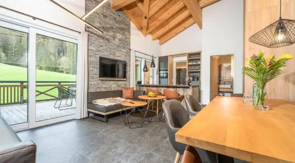 2-Schlafzimmer-Penthouse 78 m² für bis zu 6 ✓ 3 Bäder ✓ Sauna ✓ Frühstück ✓ Ski-in/Ski-out Leogang ► Buchen!